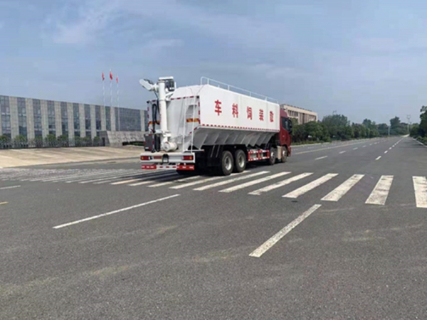 国六福田小三轴30方（15吨）散装饲料运输车