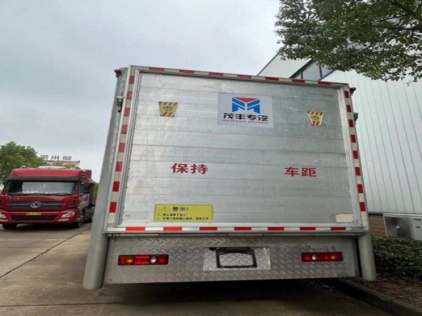 东风天锦单桥6.8米畜禽运输车